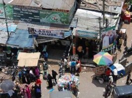 City street vendors face ongoing challenges in securing bank loans.