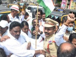 Congress stages protest in Khammam over paper leak in TSPSC examination