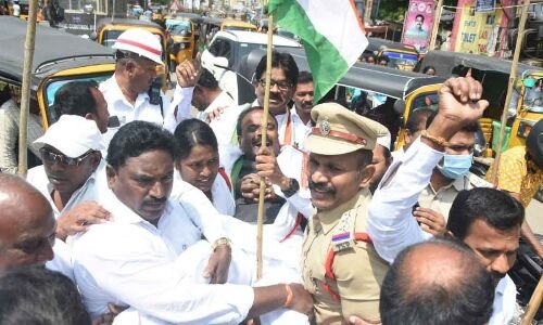 Congress stages protest in Khammam over paper leak in TSPSC examination