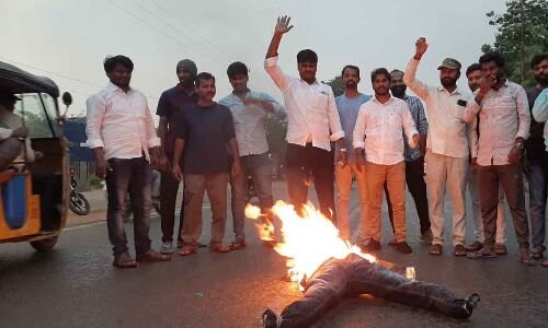 OU students burn CM's effigy and demand complete overhaul of TSPSC