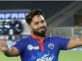 Rishabh Pant Shows Support for Delhi Capitals during Match against Lucknow Super Giants