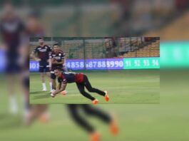 Watch Sunil Chhetri's Impressive Catch in RCB's Training Session with Virat Kohli in Attendance