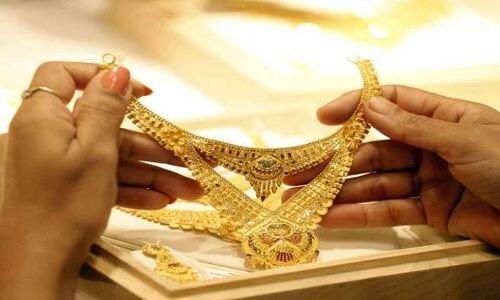 Gold prices persist in dropping in New Delhi