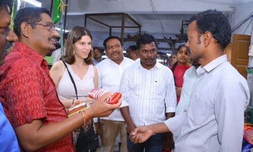 Hariprasad, a weaver-magician from Sircilla, desires to share his skills with everyone.