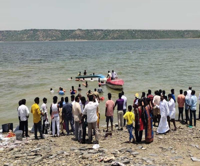 Owk reservoir tourist boat capsizes, resulting in the death of two women.