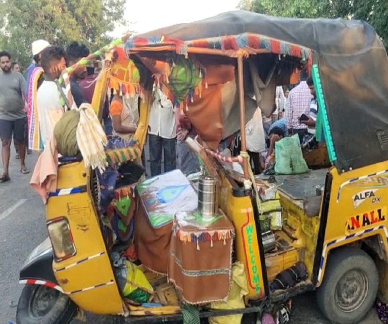 Road accident near Andhra-Telangana border claims the lives of six tribal workers.