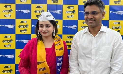 Chahat Pandey, a TV actress, becomes a member of Aam Aadmi Party in Delhi.