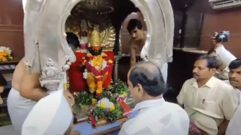 CM KCR at temple | CM KCR offers clothes to Vitaleshwara and Rukmini Ammavaru