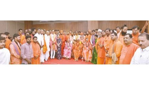 CM KCR visited by Jagadgurus