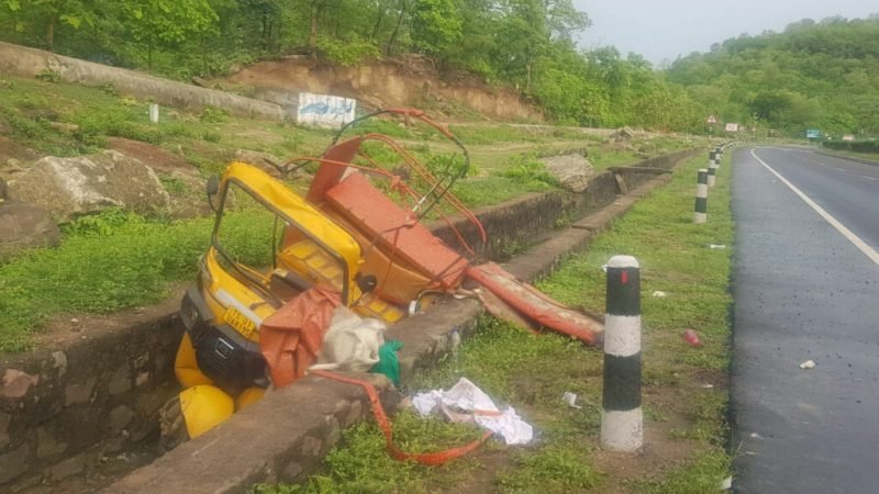 Auto rams into a wall in Adilabad, four dead