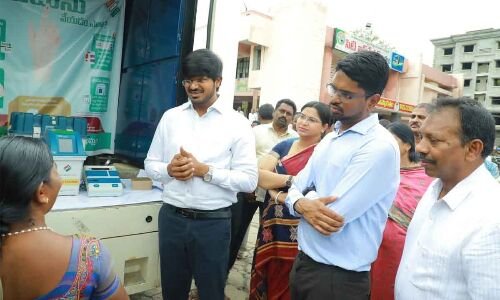 Demonstration of EVMs and VVPAT Usage