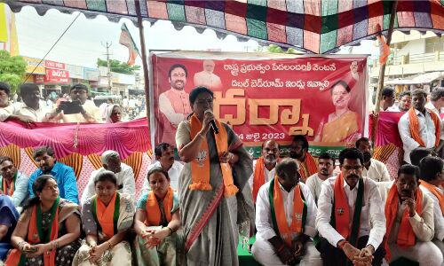 DK Aruna organizes protest in Gadwal, calls for double bedroom houses to be provided to all eligible individuals.