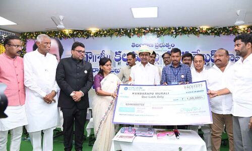 KCR entices Minorities with Rs 100,000 scheme