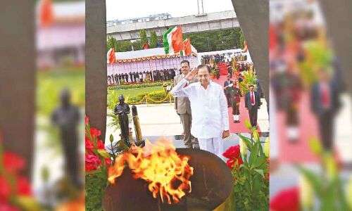 Chief Minister KCR honors soldiers by laying a wreath