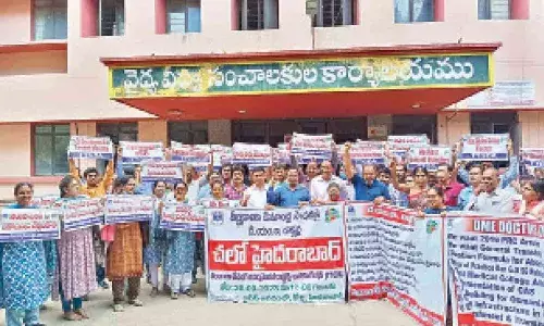 Government Medical College Teachers in Hyderabad Stage Protest to Advocate for Their Demands