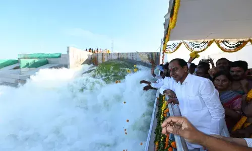 KCR unveils Palamuru-Rangareddy Lift Irrigation Scheme in Kolhapur