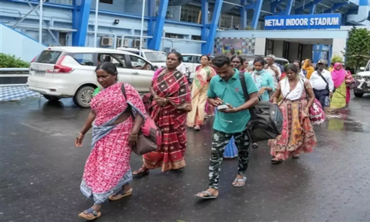 Special buses arranged by TMC to transport MGNREGA job card holders to Delhi for protests