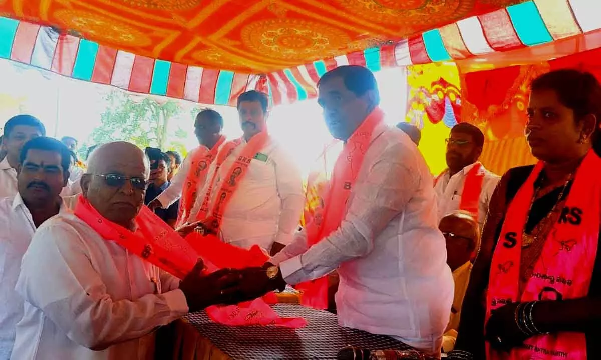 Congress Party Leaders and Youth in Chinna Elikicherla Village Embrace BRS for Development