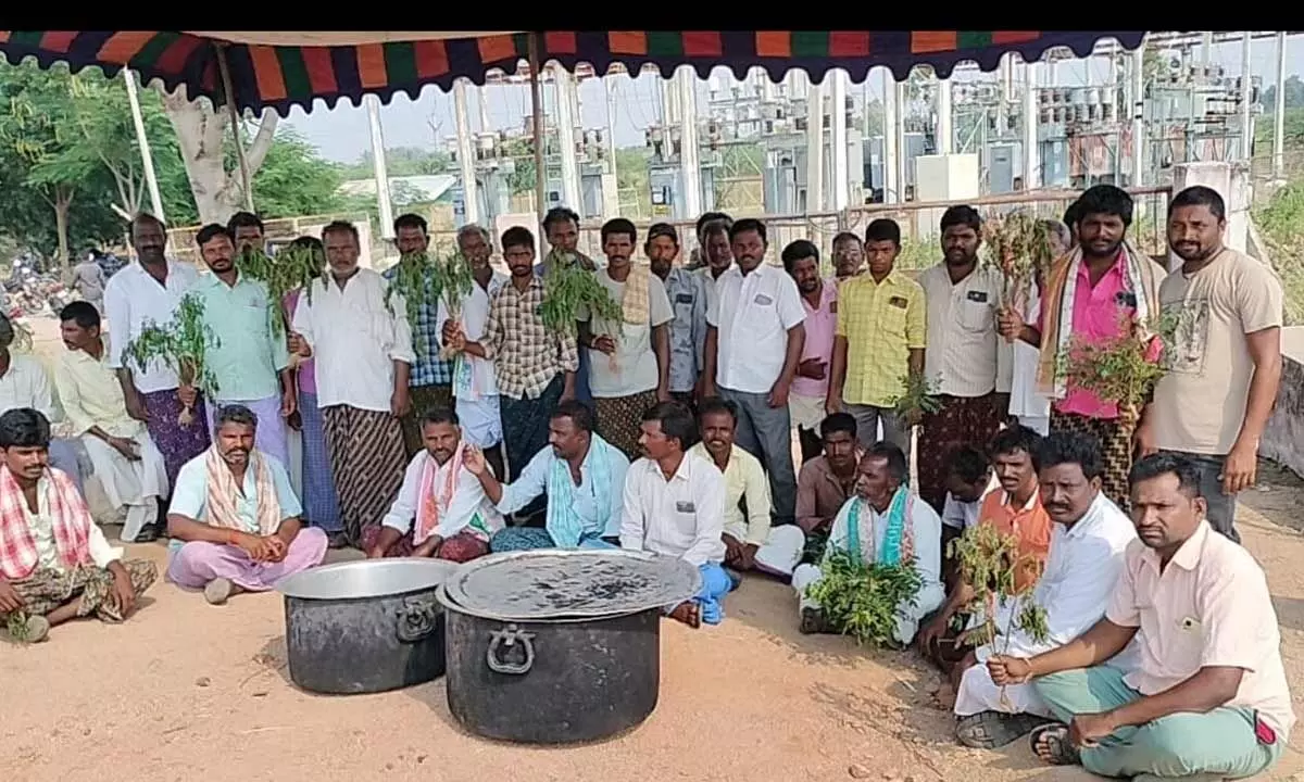 Farmers in Macharla's Gattu Mandal stage protest against power cuts