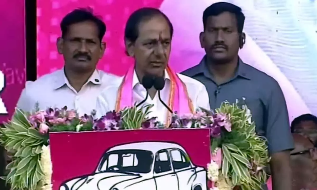 KCR commends KTR's diligent efforts for the welfare of handloom weavers