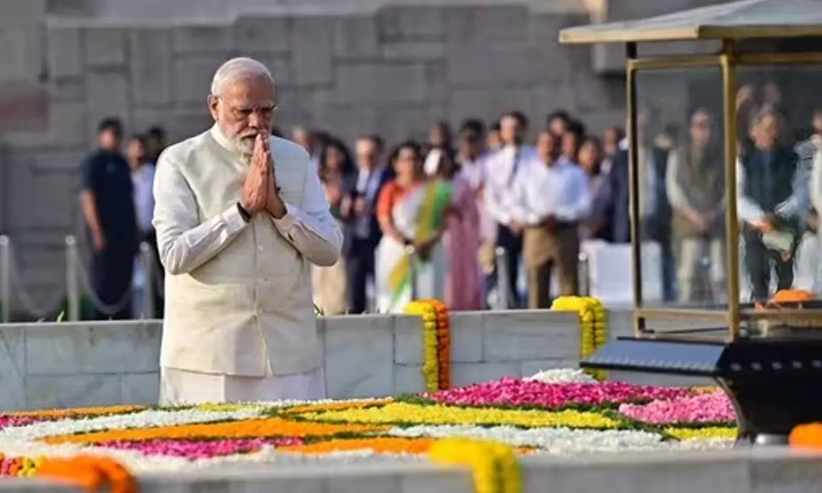 Prime Minister Narendra Modi Pays Tribute to Mahatma Gandhi on His 154th Birth Anniversary