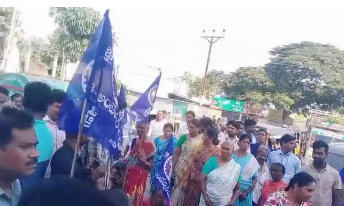 Protests Erupt in Khammam over Irregularities in Dalit Bandu Scheme