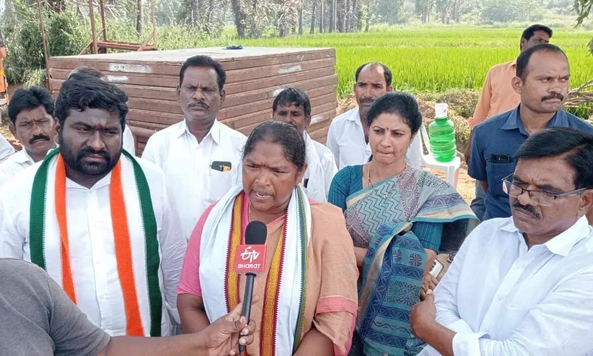 Seethakka urges for a remarkable success of Rahul and Priyanka's rally