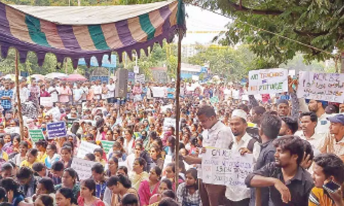 SIO Telangana takes part in DSC protest at Dharna Chowk