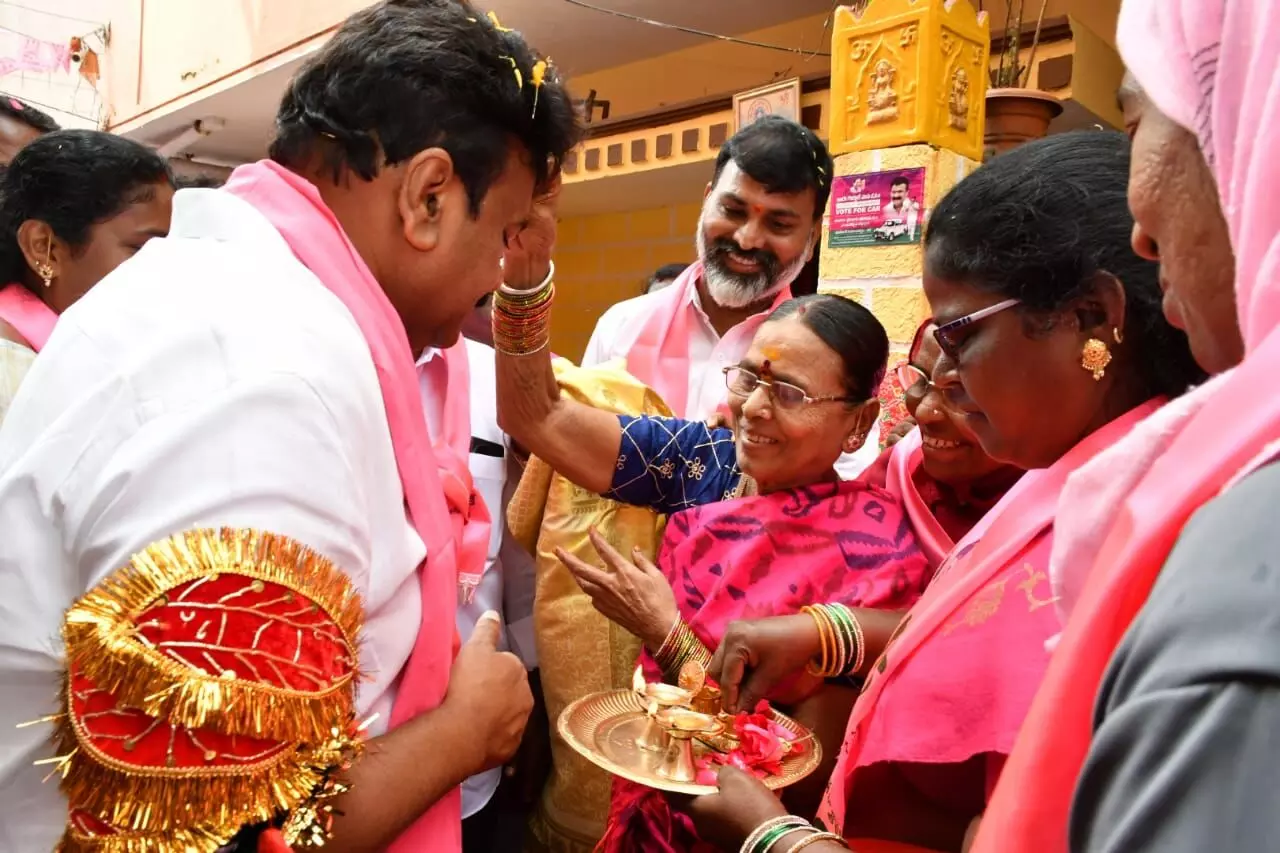 Begumpet warmly welcomes Talasani Srinivas Yadav during campaign