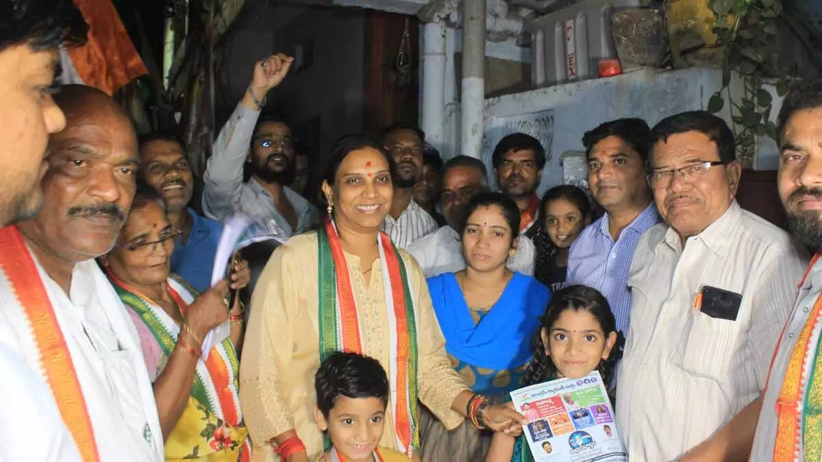 Congress candidate Vijaya Reddy promotes six guarantees to people in Khairatabad