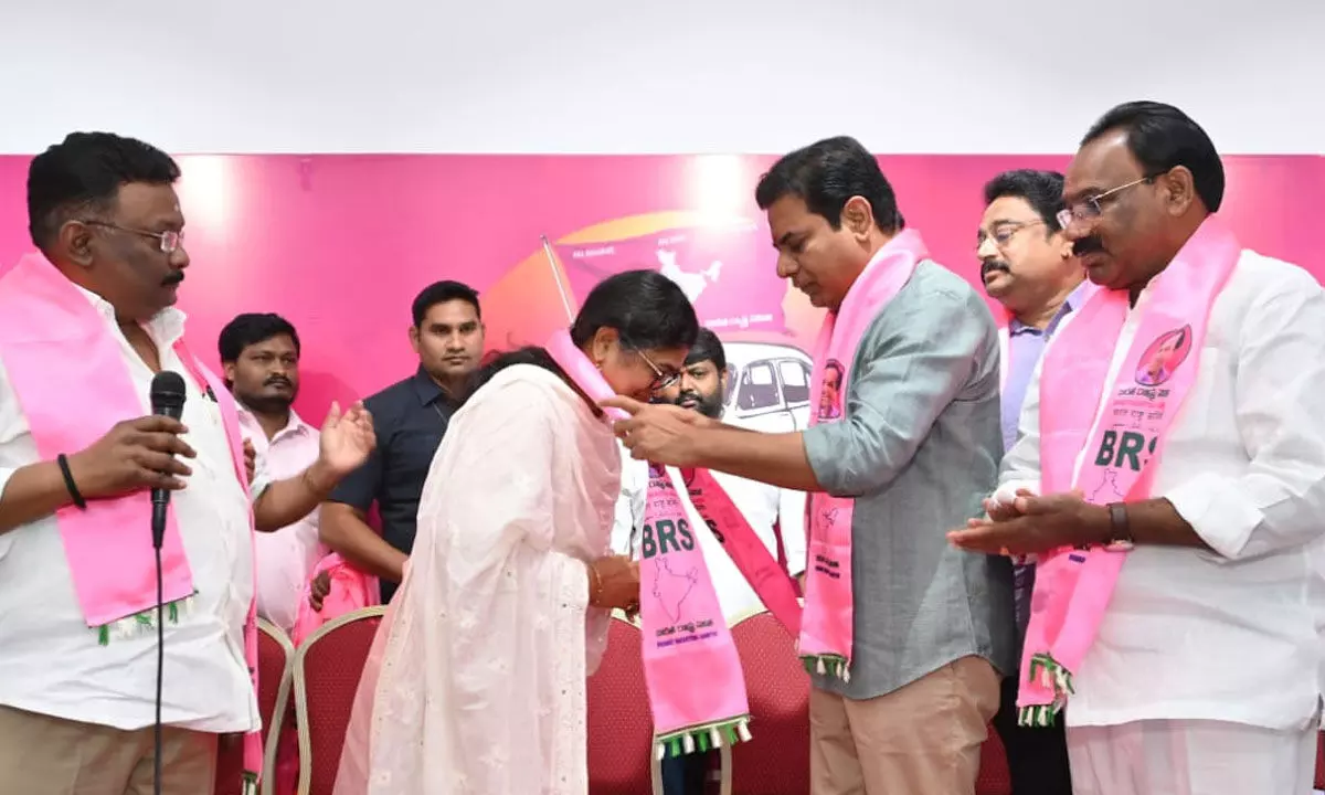 KTR expresses warm welcome to Palvai Sravanthi joining BRS, urges defeat of Rajagopal Reddy