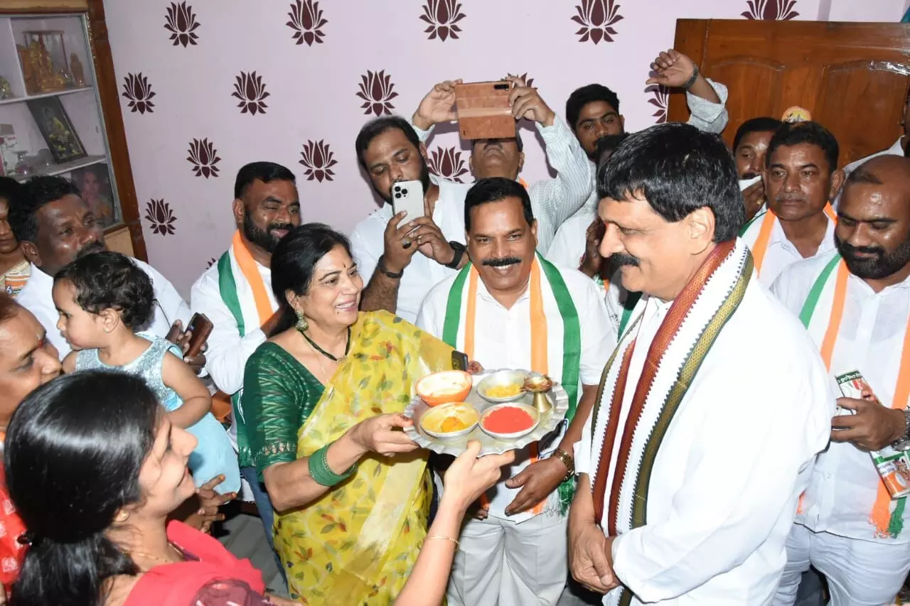 Mynampally Hanumanth Rao urges votes during campaign at East Anand Bagh