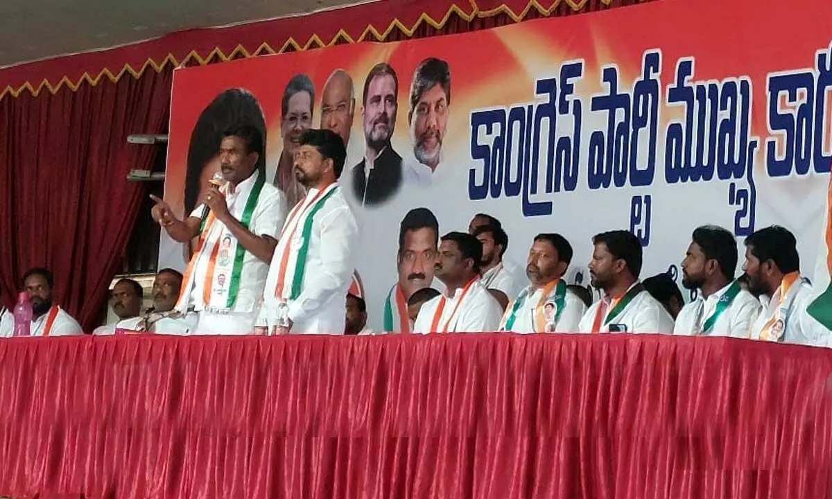 Party leaders in Rajendranagar meet with Congress candidate Kasturi Narender