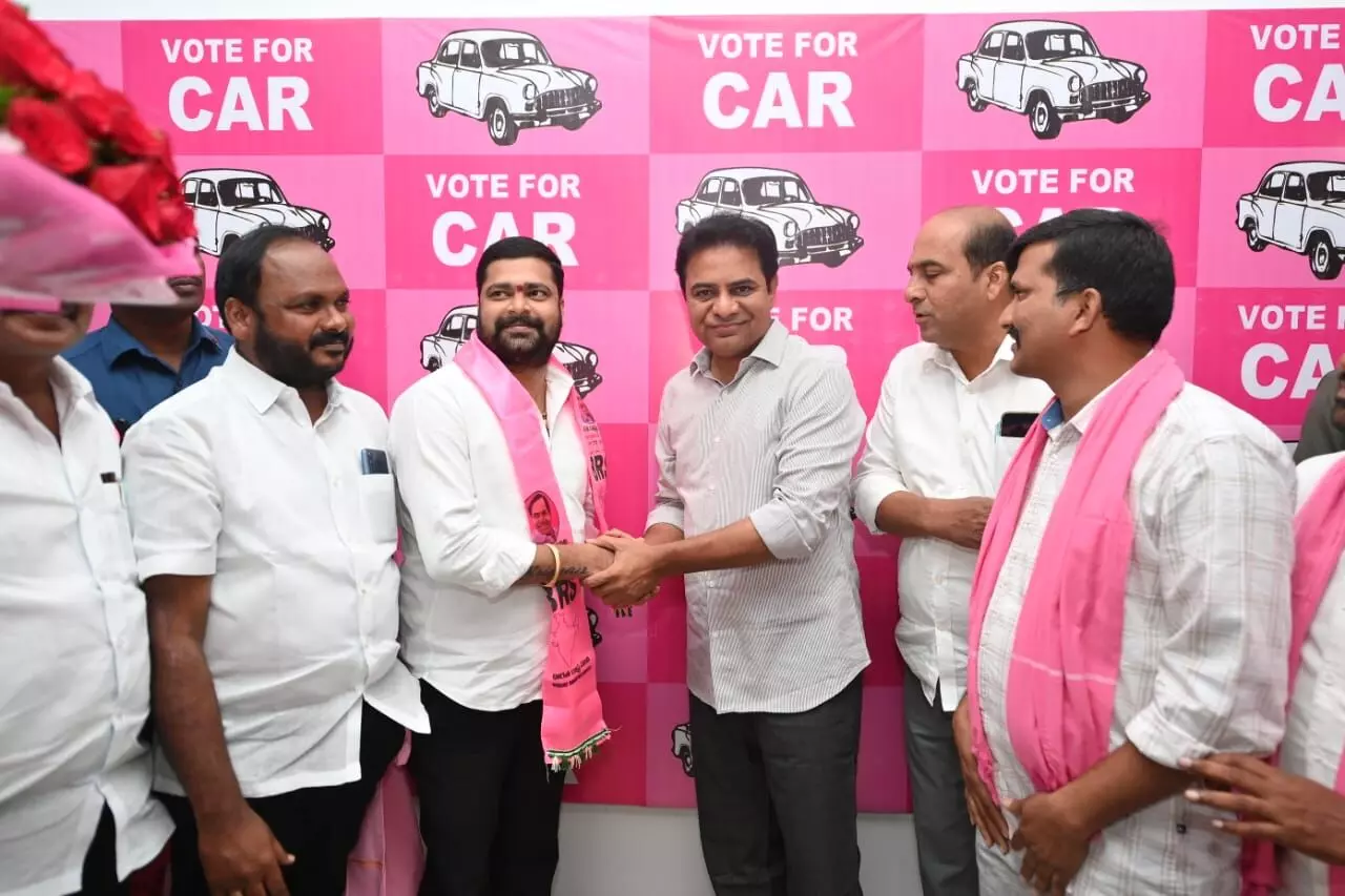 Several young individuals from Mulugu district join BRS in the presence of KTR