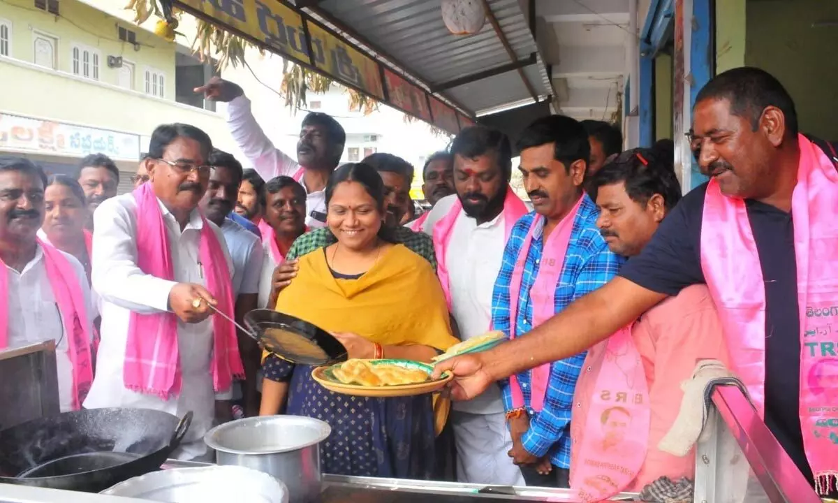 SNR showcases culinary skills by preparing hot puris during campaign in Wanaparthy