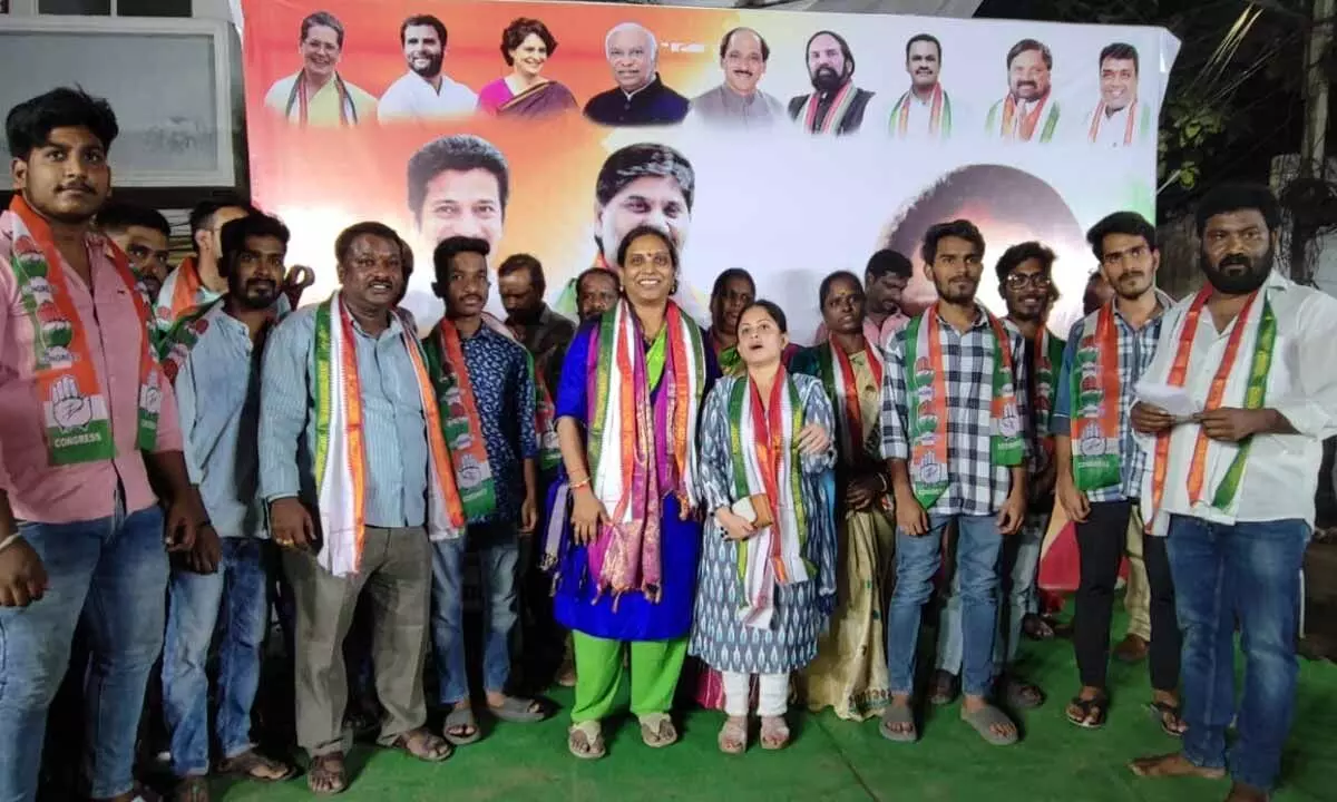 Vijaya Reddy witnesses 300 leaders joining Congress in Khairatabad