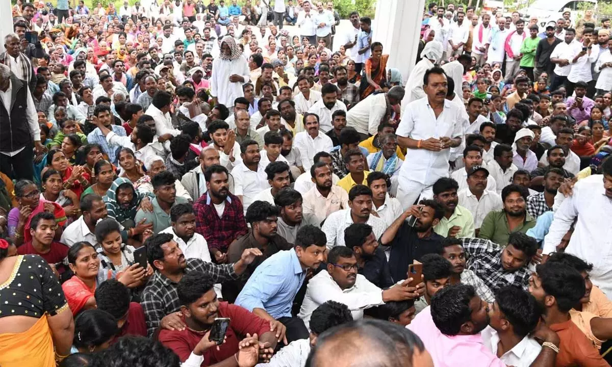 Chintamadaka villagers visit KCR at his farmhouse for a meeting