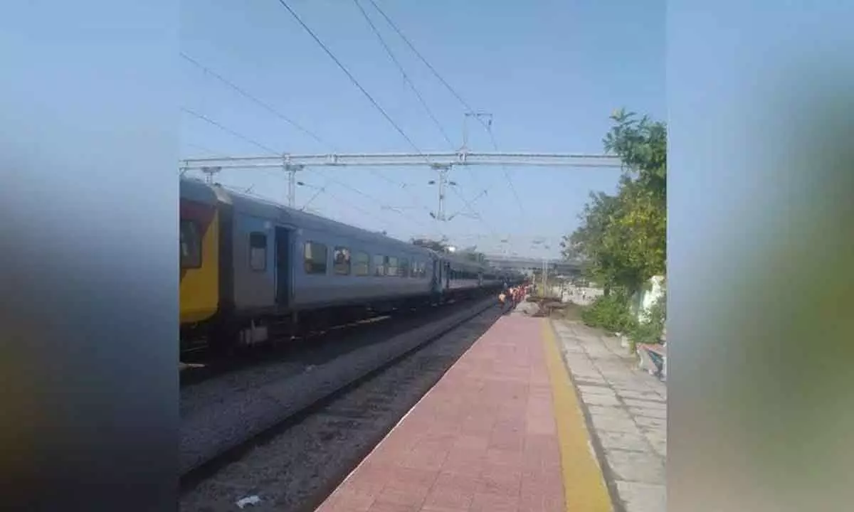 Massive smoke engulfs Secunderabad to Sirpur-Kagaznagar train