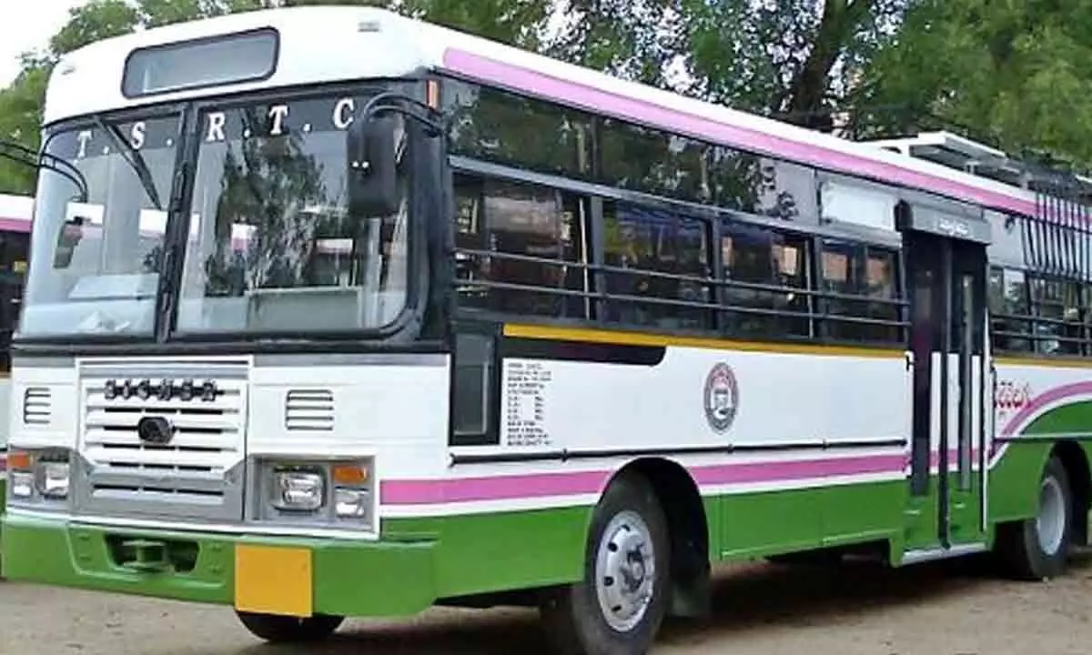 Woman advised to choose Palle Velugu buses for short-distance travel by TSRTC