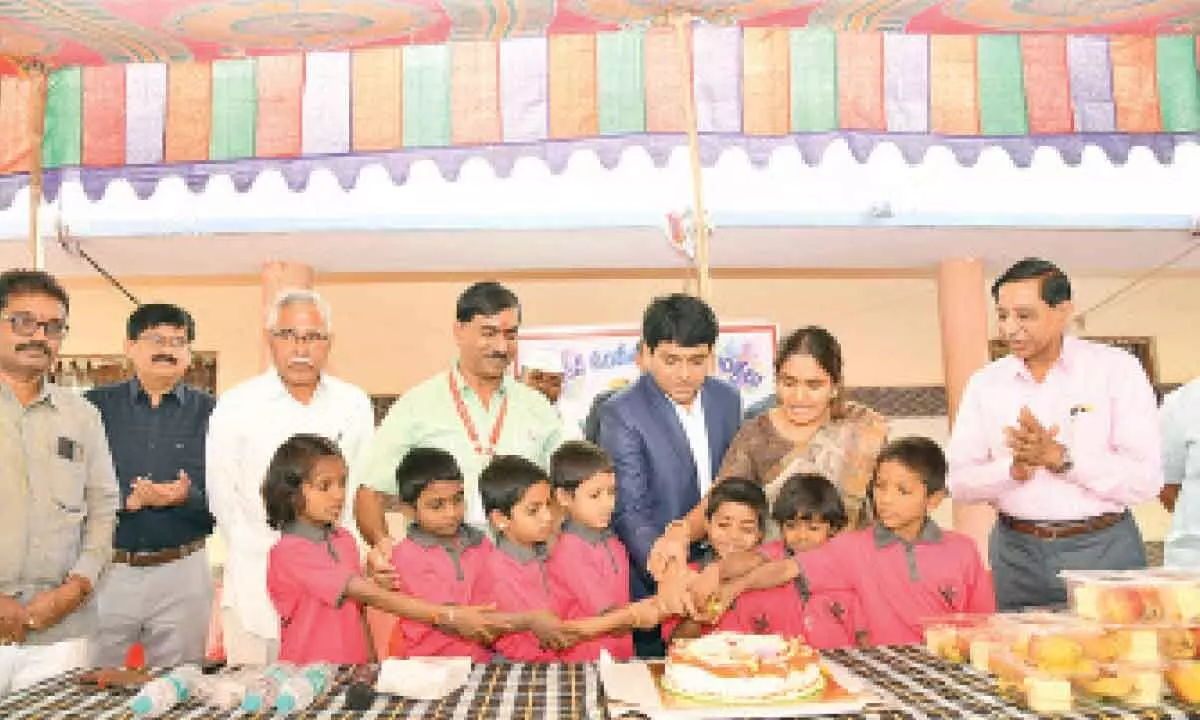 Collector Organizes New Year Celebrations at Orphanages