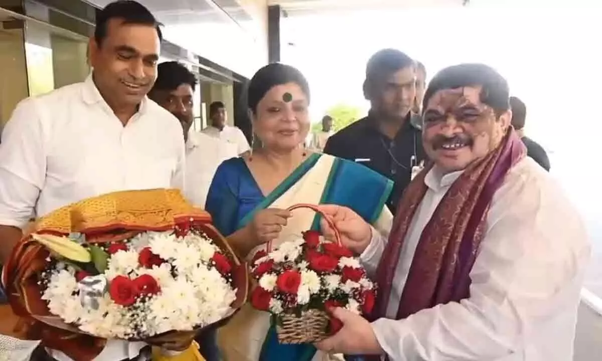 Deepa Dasmunshi receives congratulations from Ponnam Prabhakar