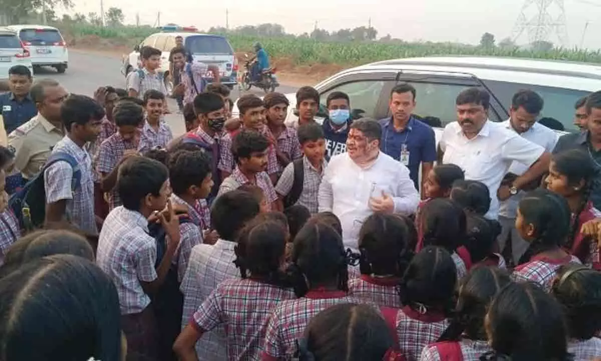 Ponnam Prabhakar Halts Convoy in Karimnagar for Students