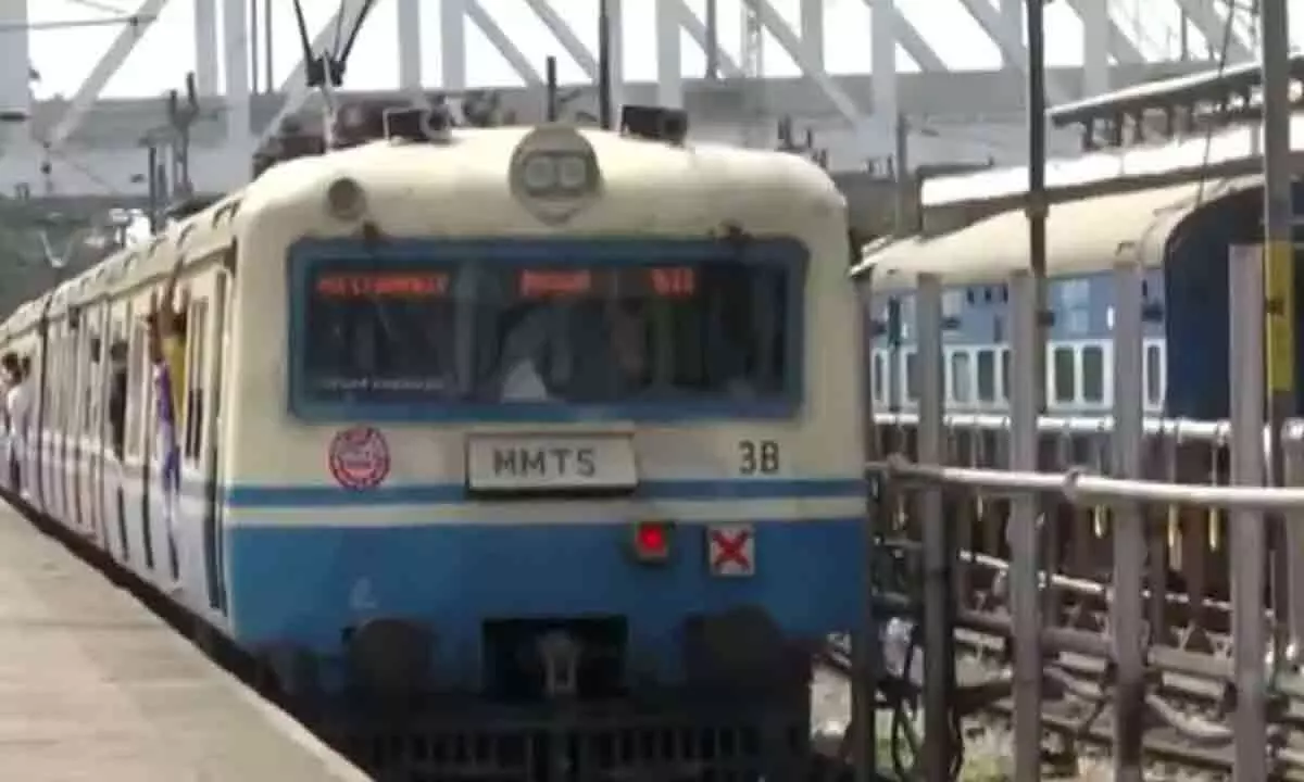 Upcoming Arrival of Moulali-Sanatnagar MMTS Trains