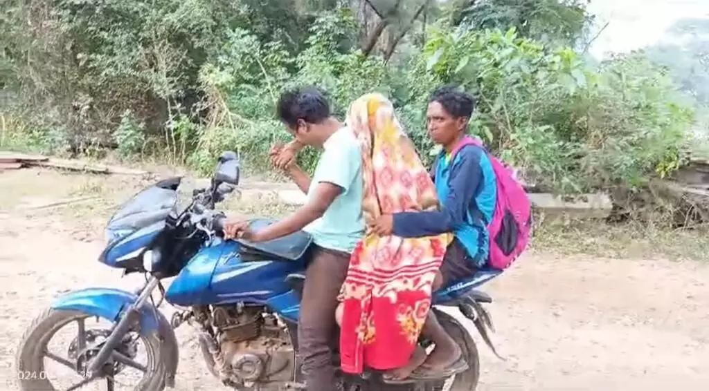 Vizianagaram Woman Forced to Carry Body on Two-Wheeler After Autorickshaw Refuses Ride