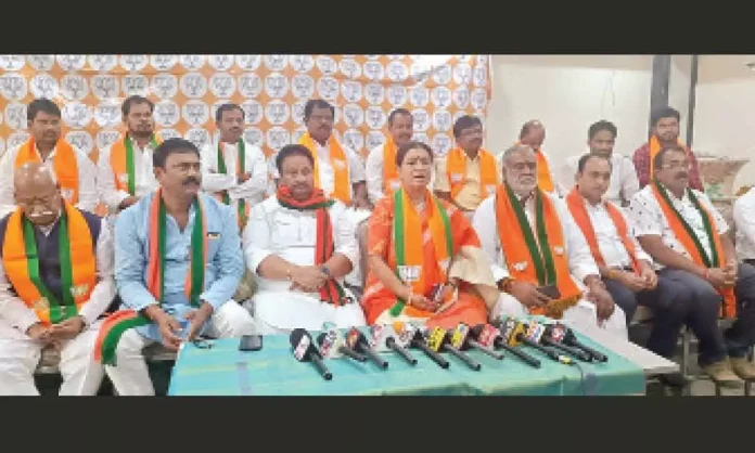 Aruna accuses BRS and Cong of mishandling development projects