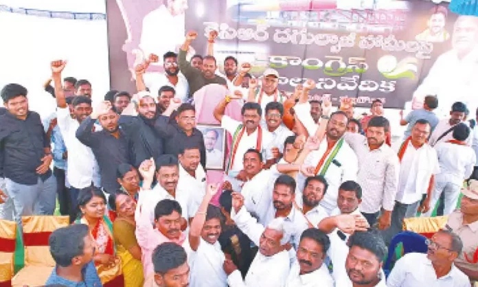Congress slams KCR for unfulfilled promises at protest gathering