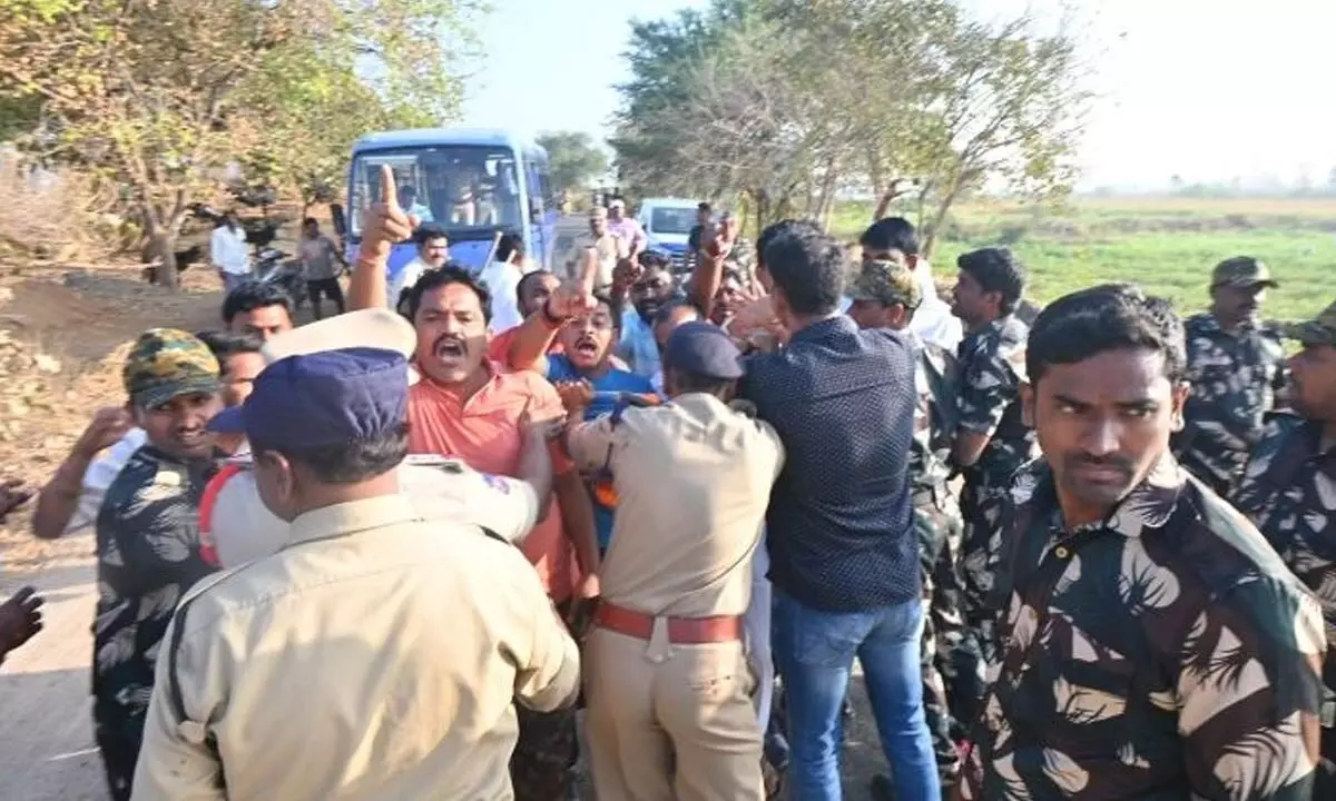 Congress workers disrupt Bandi's procession