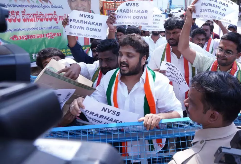 NSUI leaders set fire to effigy of former MLA NVSS Prabhakar