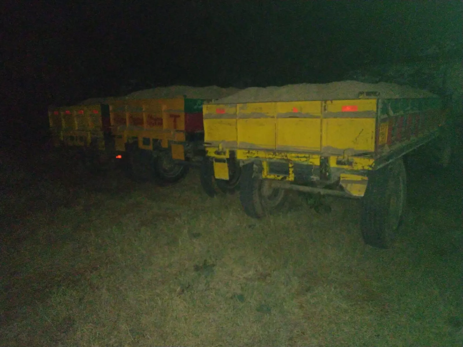 Authorities confiscate five illegally transported sand tractors