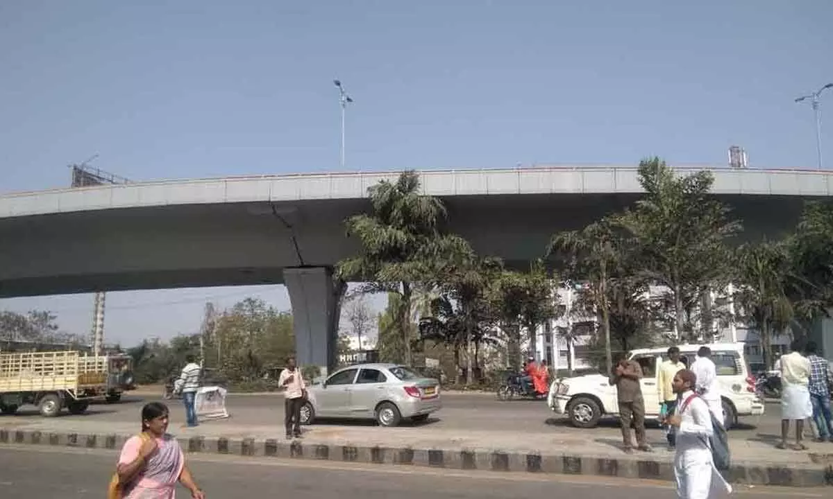 Commuters in a tailspin due to slow progress on Aramghar flyover construction